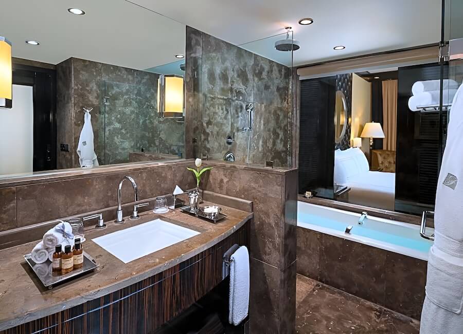 Fairmont Nile City Cairo Egypt (Fairmont City View room bathroom)