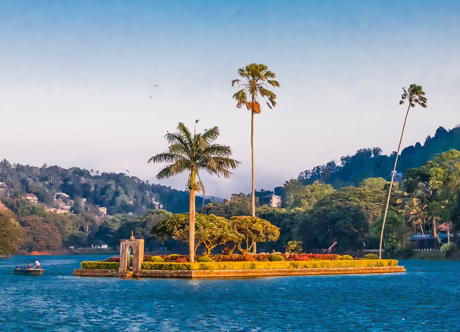 Kandy (Kandy Lake. Royal Summer House) Sri Lanka DT 41212359