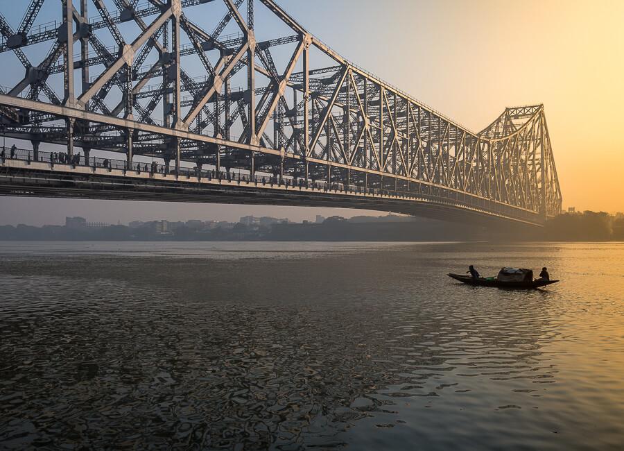 Kolkata (Howrah Bridge. Hooghly River) India DT 84335598