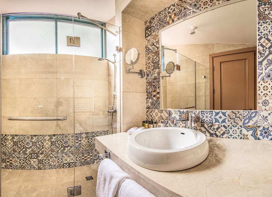 Golden Tulip Hotel Borjomi Georgia (Deluxe King Bathroom)