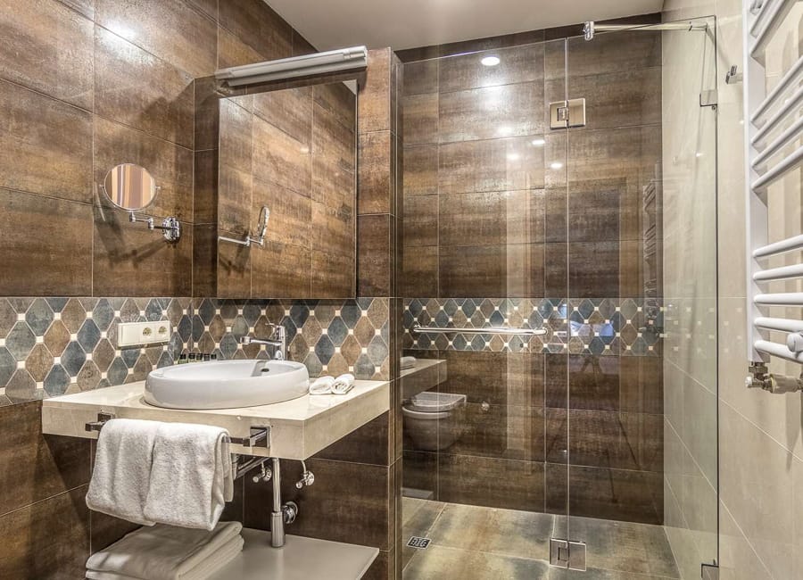 Golden Tulip Hotel Borjomi Georgia (Deluxe Room Bathroom)