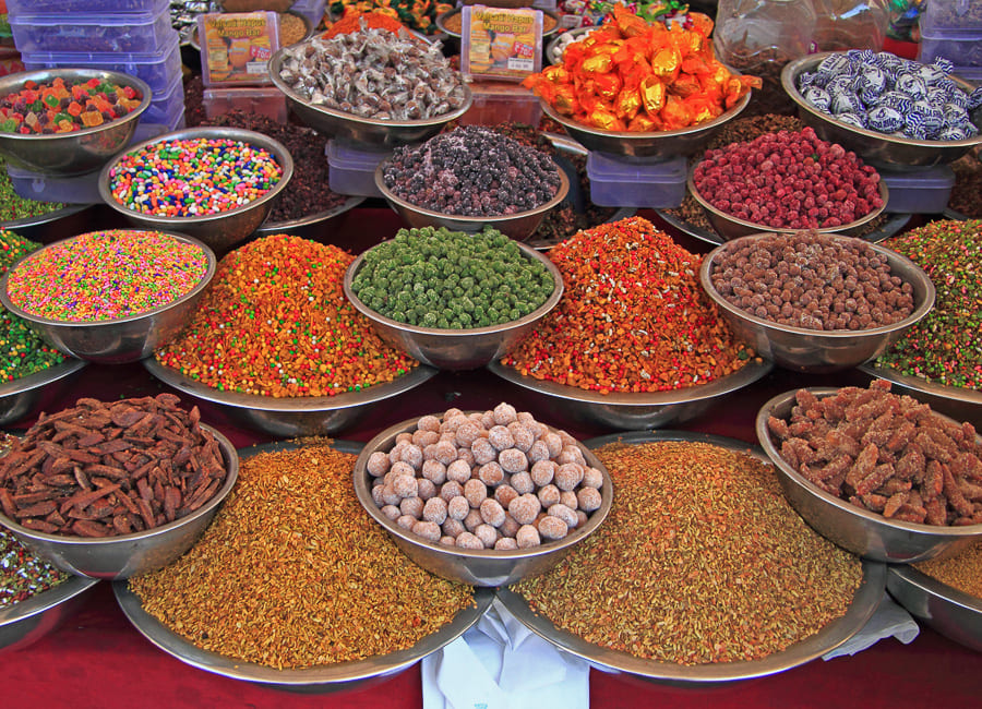 Gujarat (Ahmedabad. street market. spices) India DT 77708879