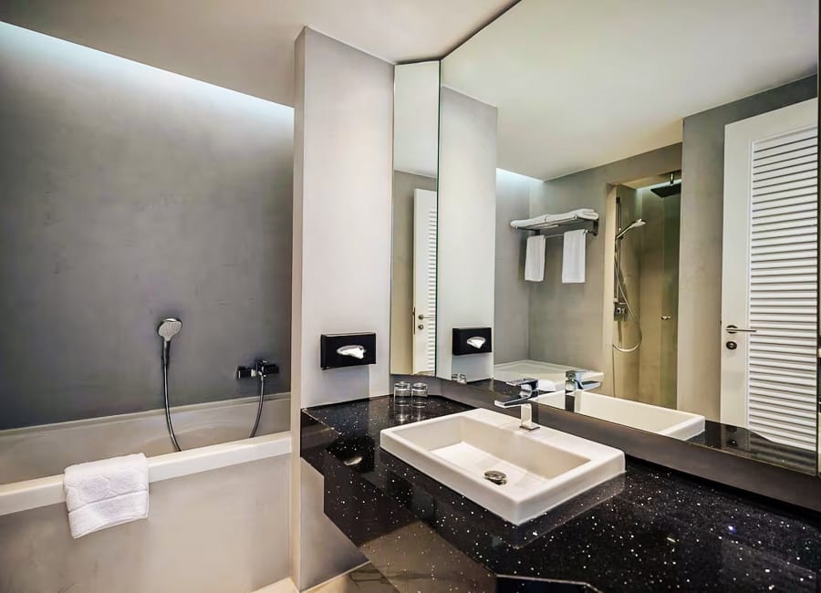 Radisson Blu Resort & Thalasso Djerba Tunisia (Superior Room Bathroom)