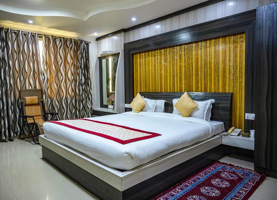 Hotel Bodhgaya Regency in Bodhgaya India (bedroom)