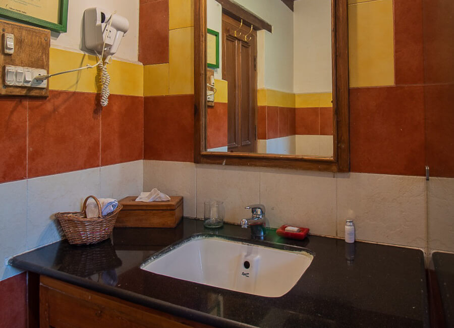 Neeralaya Kullu India (Bathroom) 8