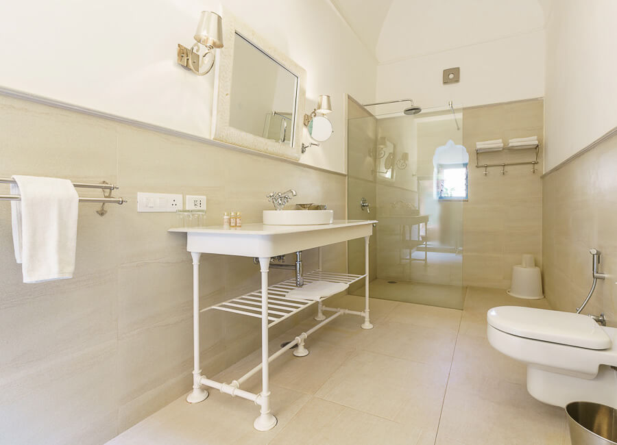 Vivaana Hotel Shekhawati India (Luxury room bathroom)