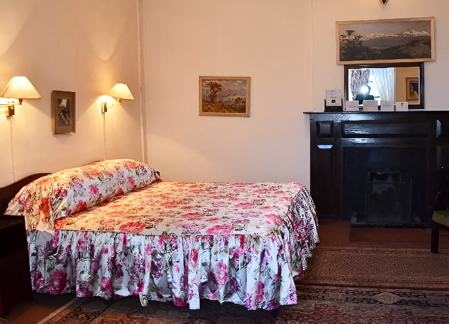 Windamere Hotel Darjeeling India (Ada Villa Knebworth bedroom)