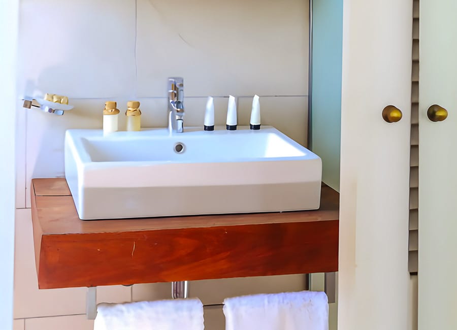 Lazuli Luxor Dahabiya - River Nile Private Charters in Egypt (Bathroom)