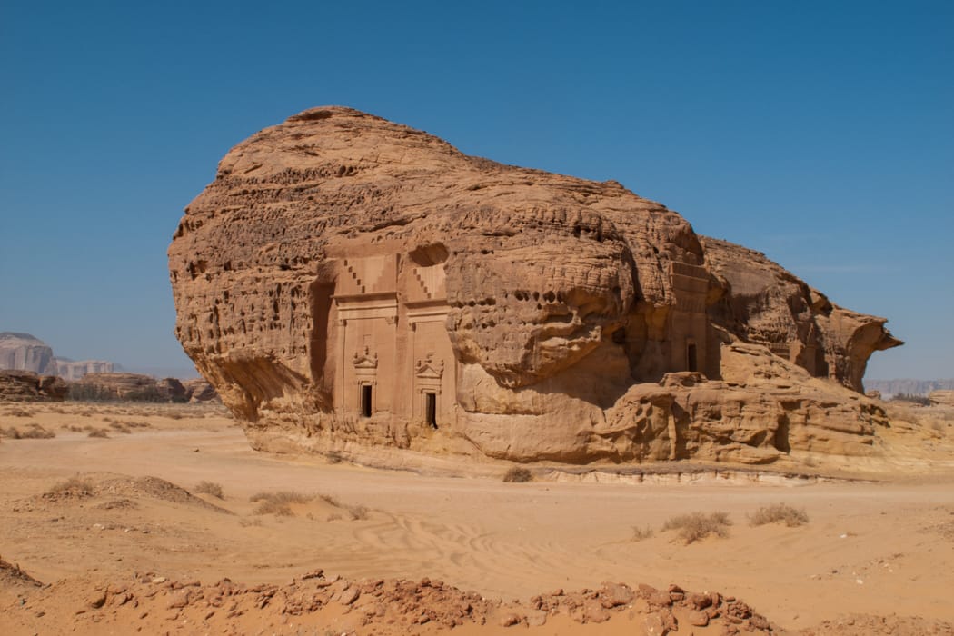 Discover AlUla's desert landscapes in Saudi Arabia (Hegra) DT 142484061