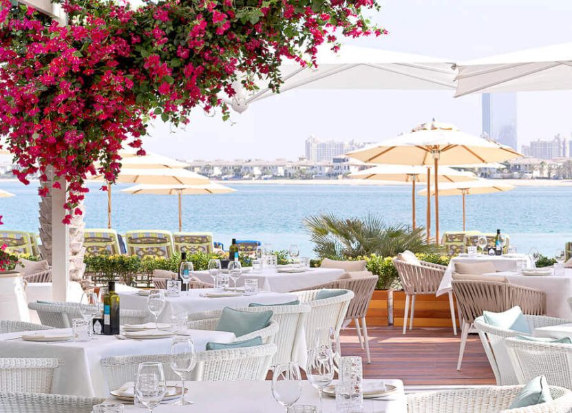 Terrasse de Piatti by the Beach avec plage et mer à Palm Jumeirah