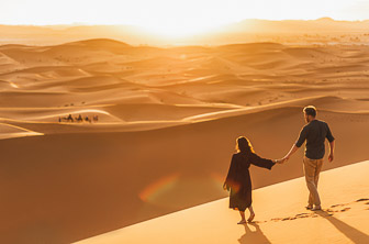Sahara Desert (Couple walking in Sahara desert at sunset) DT 191816994