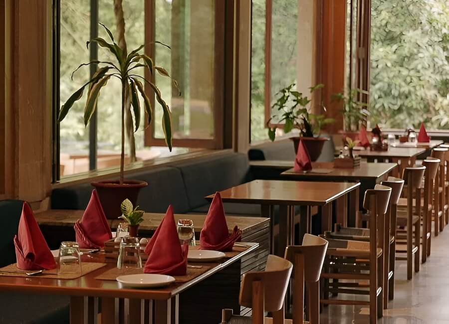Kasara Resort Chitwan National Park Nepal (Dining room)