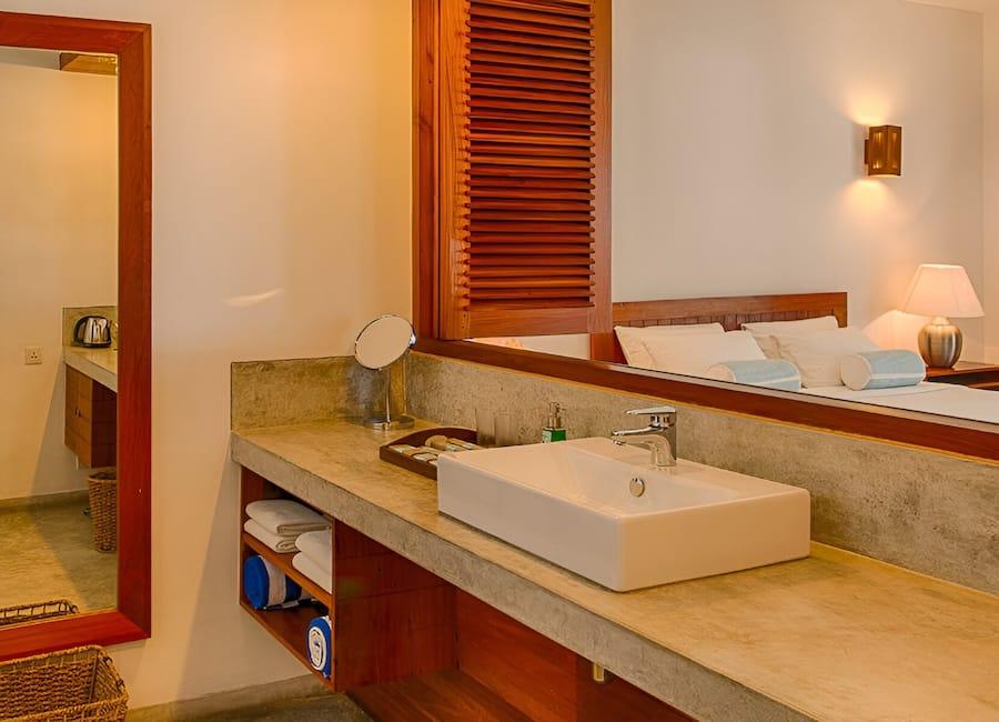 Lantern Boutique Hotel Mirissa Sri Lanka (Ocean Suite bathroom)