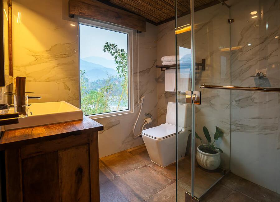 Summit River Lodge Kurintar Nepal (Summit Suite Bathroom)