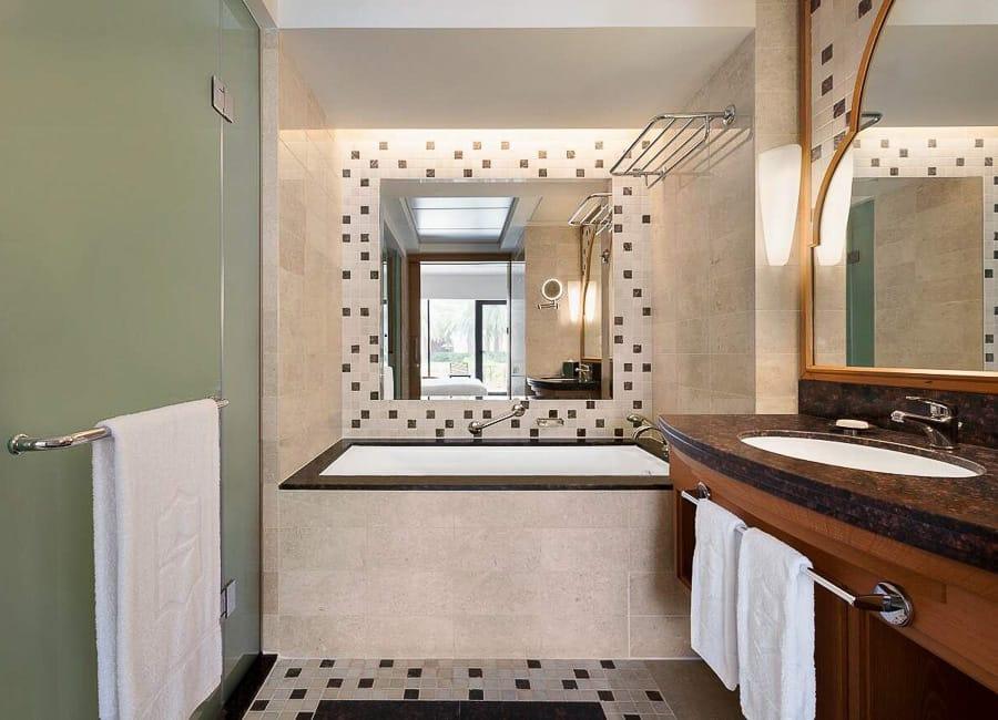 Shangri-La Barr Al Jissah Resort and Spa Muscat Oman (Al Bandar Deluxe Terrace King Bathroom)