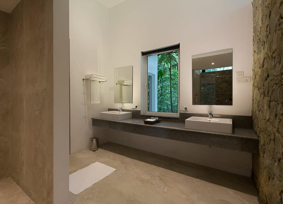 Palmstone Retreat in Kitulgala Sri Lanka (Araliya Suite bathroom))