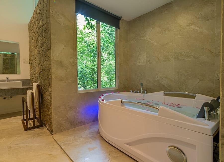 Palmstone Retreat in Kitulgala Sri Lanka (Nelum Suite bathroom)