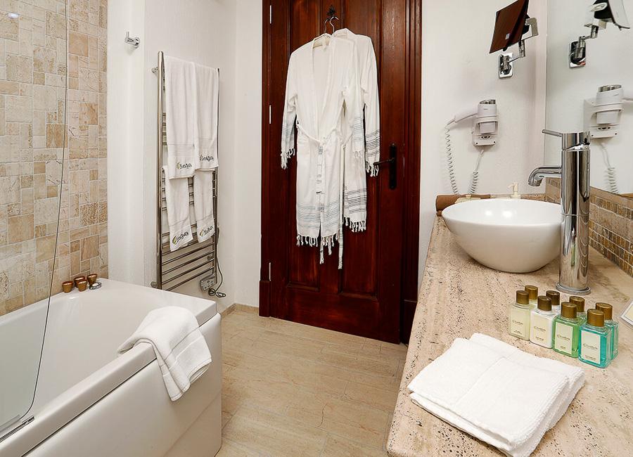 YundAntik Cunda Konaklari Cunda Island Turkiye (deluxe room bathroom)
