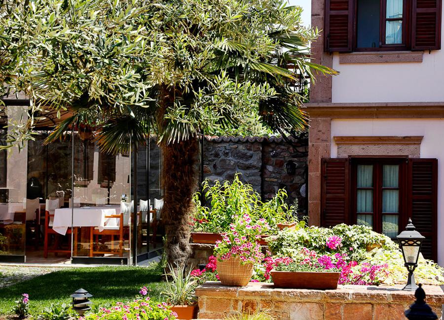 YundAntik Cunda Konaklari Cunda Island Turkiye (garden)
