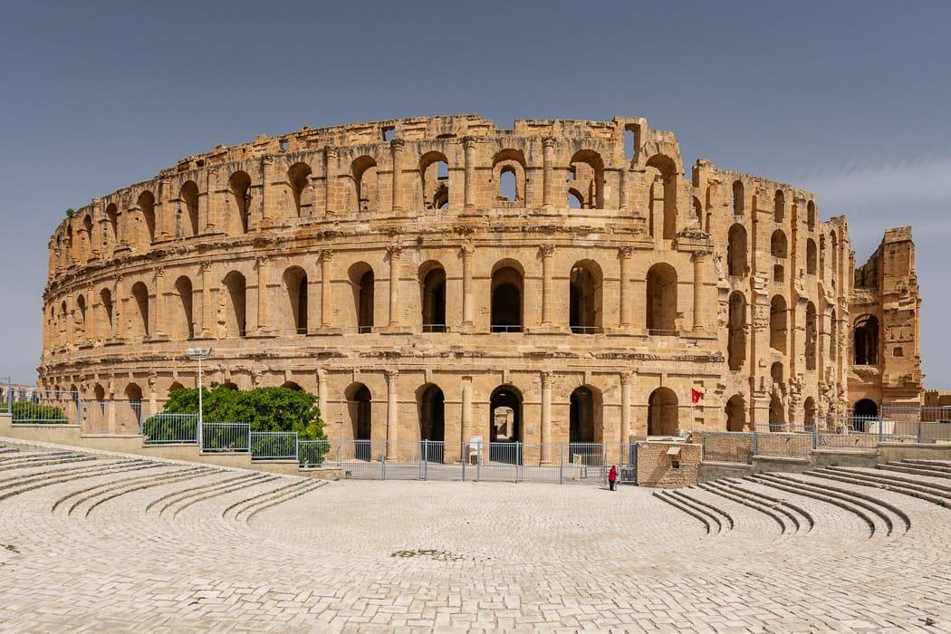 Discover ancient Roman ruins in Tunisia (Amphitheatre of El Djem) DT 380129570