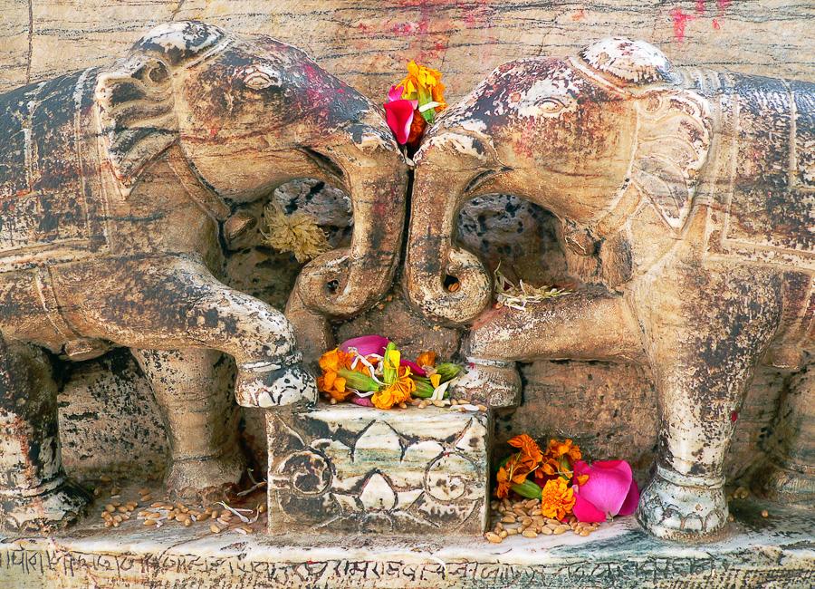 Khajuraho (Ornate carving. Temple) India DT 5209188