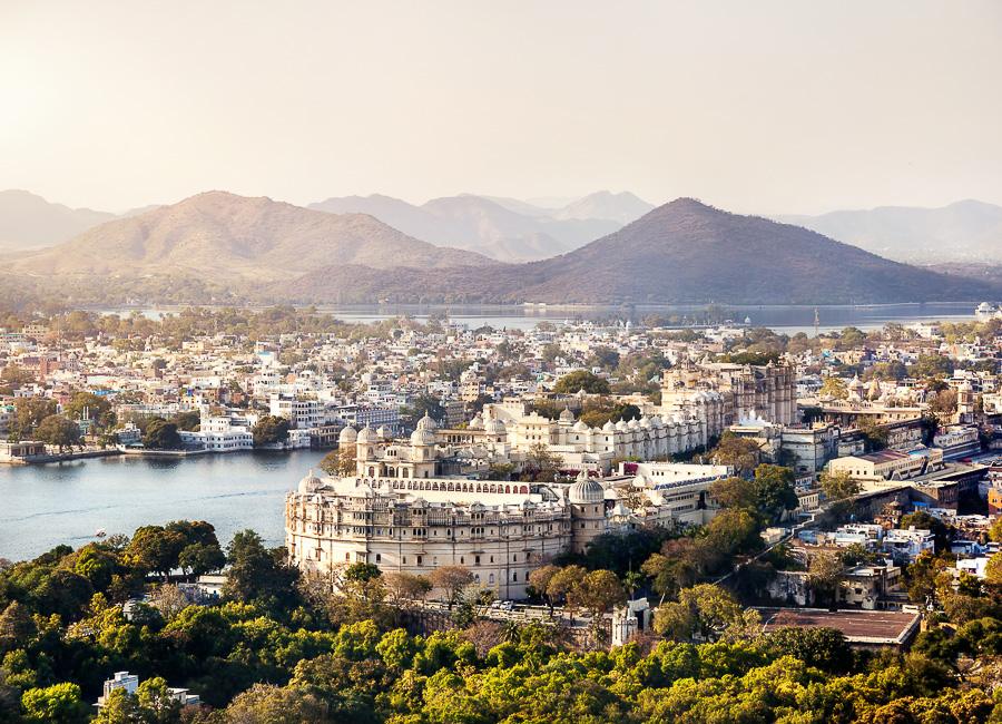 Udaipur (City Palace. Lake Pichola) India DT 61287389