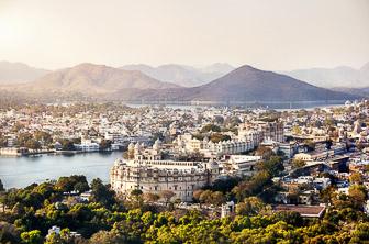 Udaipur (City Palace. Lake Pichola) India DT 61287389