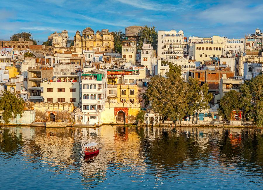 Udaipur (Lake Pichola) India DT 330624527