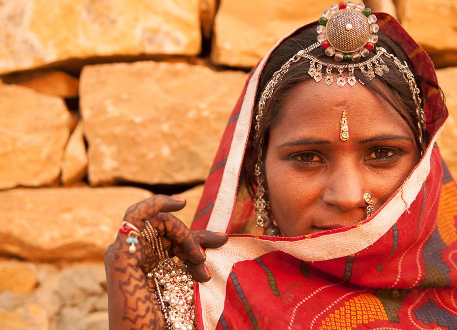 a. general (India woman. sari. traditional dress) India DT 63435298