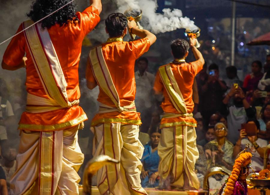 Varanasi (Aarti ceremony) India DT 386115344